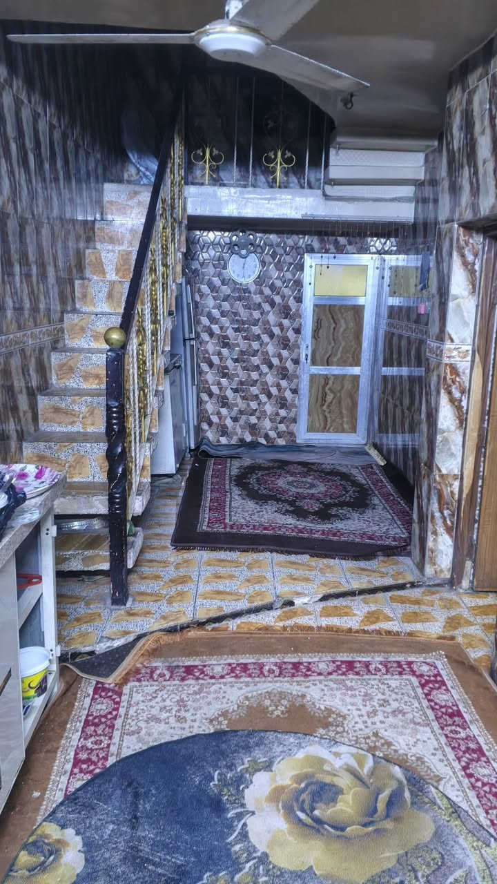 للبيع نصف قطعه اماميه  عكاده قطاع السادس فرع كوكو مول استفبال ومطبخ وحولي وثلاثه غرف نوم    قاطين القاط الثاني مبني جديد السطح مسقف مخزن على كبر البيت  الاستفسار الاتصال *********** واتساب ***********
