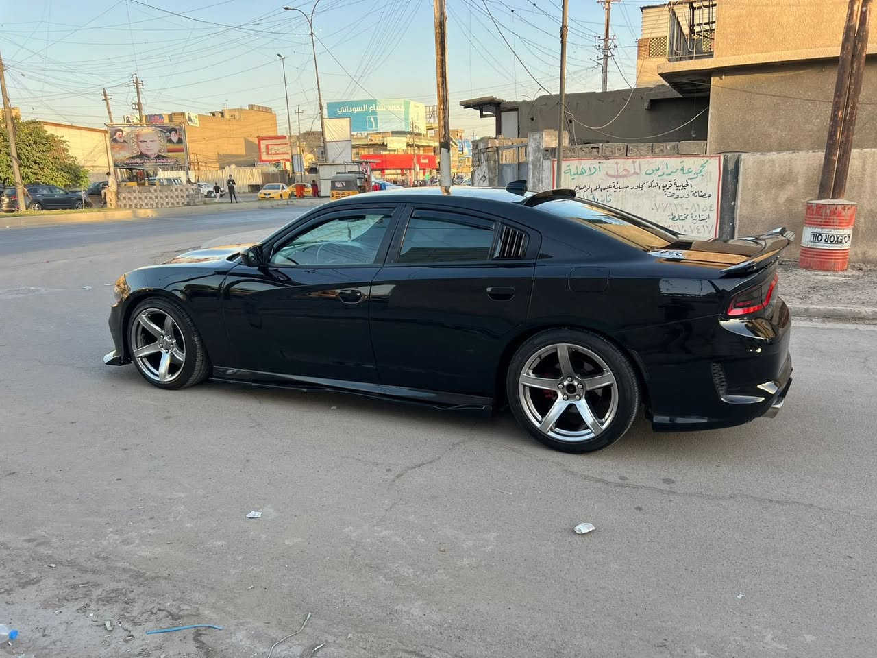 السلام عليكم جارجر هيمي 2016 للبيع رقم بغداد الدولي ب اسمي تحويل ثاني يوم محرك 5700 ماشيه 113 مواصفاتها معروفه حادثها جاملغ وباب وهنا ب العراق صار بيها جاملغ امامي وخلفي كلير السيارة نصبتها حلوه عليها دبات سود وصوتها كلش حلو مكانها بغداد الامين الثانية السعر 165 وبيها مجال للشراي  اي استفسار *********** + ***********
