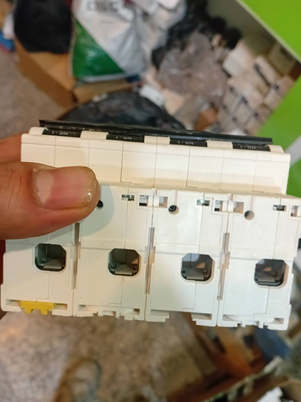 منجر رباعي شنايدر اصلي متوفر كميه 100 امبير ***********
