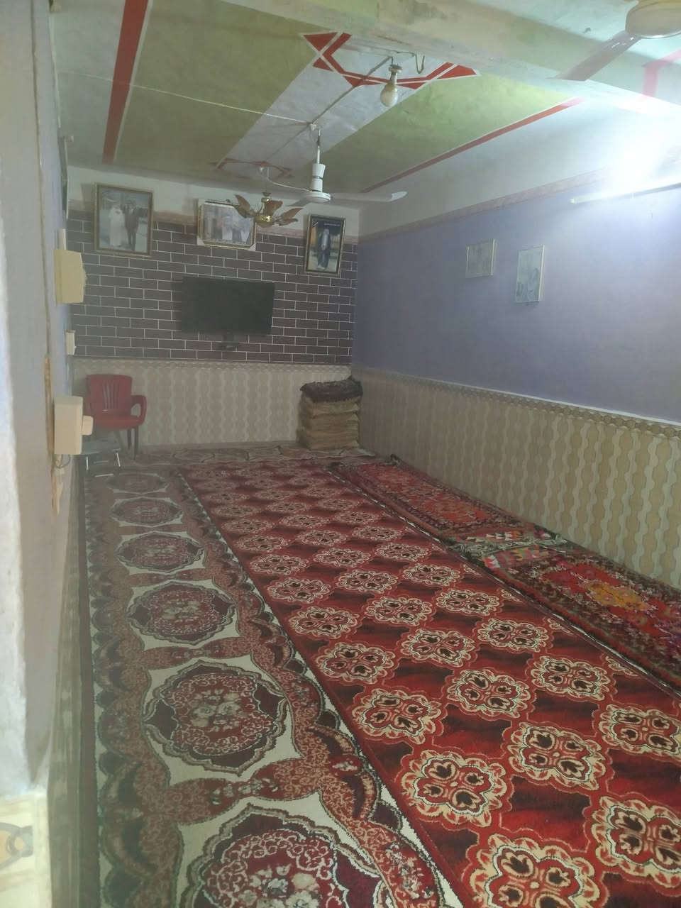 السلام عليكم بيت للبيع العنوان حي العسكري شارع 30 يتكون من ثلاث غرف نوم وهول صاله مطبخ استقبال كبير صيحات قرب مستوصف الصدر الثالث السعر 80 وبي مجال للشراي بيع مستعجل الاستفسار أكثر الاتصال *********** المساحة 235
