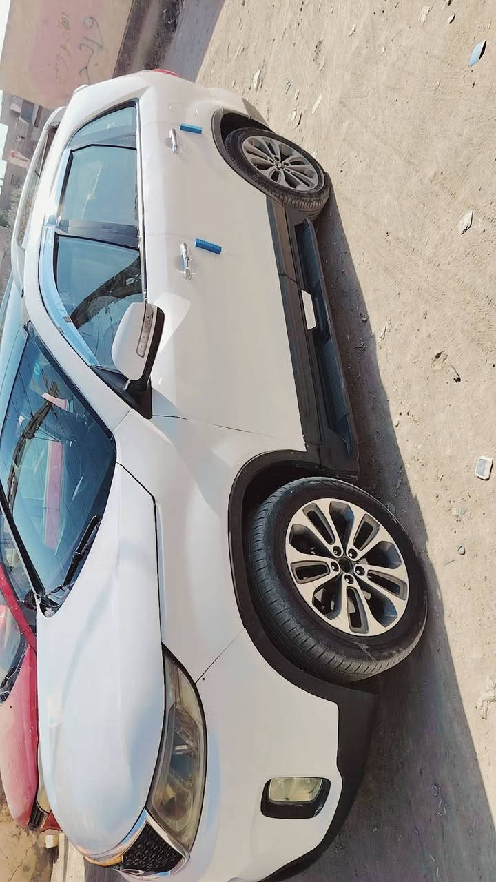 سلام عليكم سورنتو موديل2015 رقم بغداد انكليزي ب اسمي كير محرك  (V6)  كفاله تخم تاير جديد حداديه وصدر حلوات سياره واحد ع واحد فول مواصفات سياره بيه صبغ حزام وتجيه خفيفة مكفوله سابقا الاستفسار الإتصال ع.      ***********.  *********** مكان سياره ديوانيه
