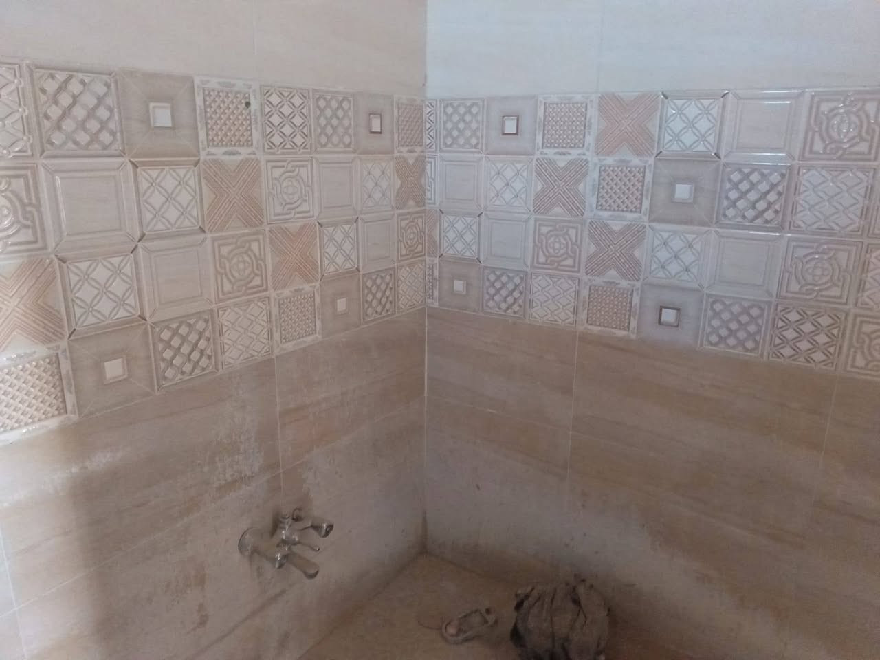 دار للبيع  مساحة 250 متر مع قطعة للبيع مساحة 300 متر العنوان الهارونية غرية صخر مع قرفتين نوم وصالة ومصبخ وستقبال للتواصل على هاذ رقم ***********
