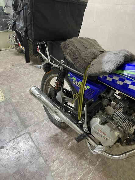 سافان للبيع 500 
الدراجة حلوه و نظيفة شلعة و معدل ما مشتغله دلفري 

دبلات بوكسر جدد ضوه عالي ناصي تانكي جدييد 

كهربائيات كاملة الدراجة ماتوكفك

و اوراق مال كمرك وياها يعني تترقم مكاني السيدية 

مستعجل عالبيعة كلش الصندوك و الكماليات وياها 

وااتتساااببب ***********
