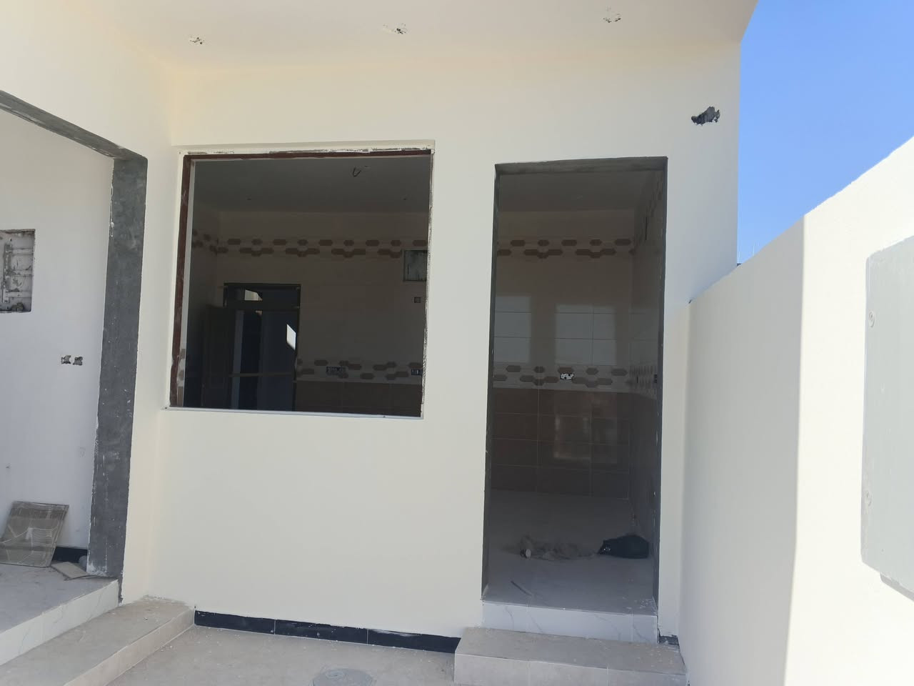 السلام عليكم بيت العدد 2 كل واحد  مساحة 200 متر  خلف حي الجامعة مجاور مجمع حجي حيدر هندي  للتواصل 
***********
