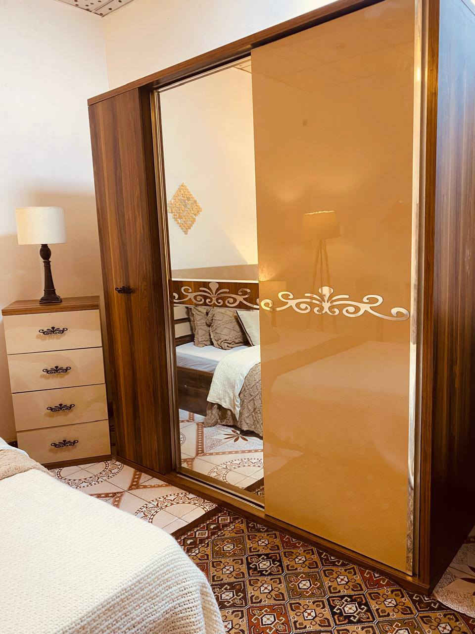 غرفه نفر تركيه خشب قوي 
السرير مخزن 7 قطع
اريده ب600 الف
***********
