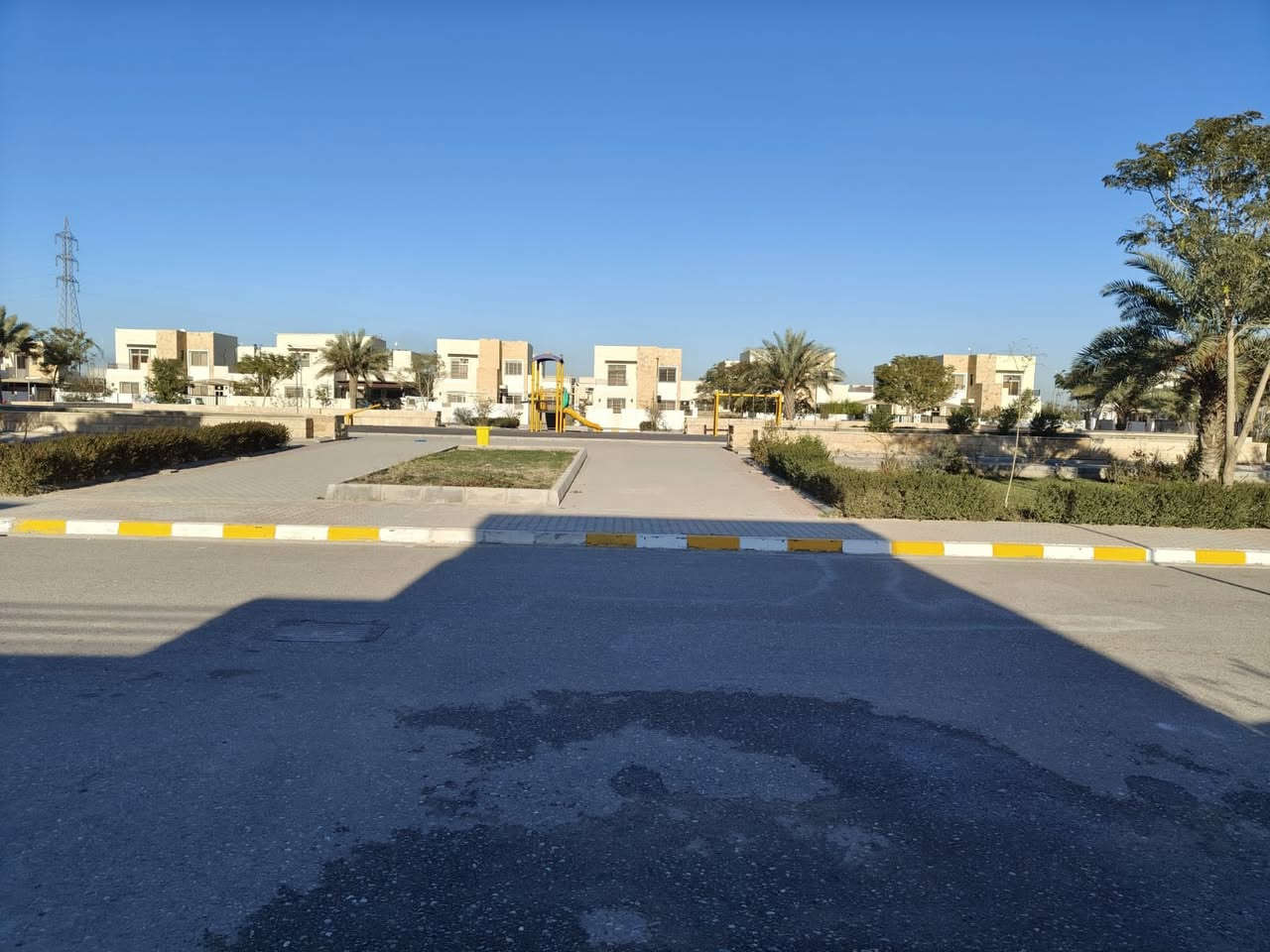 دار للبيع في مجمع بيتي السكني المساحه 260 متر في الزون الأول مقابل حديقه شارع 15 متر . 
الدار مسدد كامل تستلم سند باسمك
للاستفسار الاتصال على الرقم ***********
