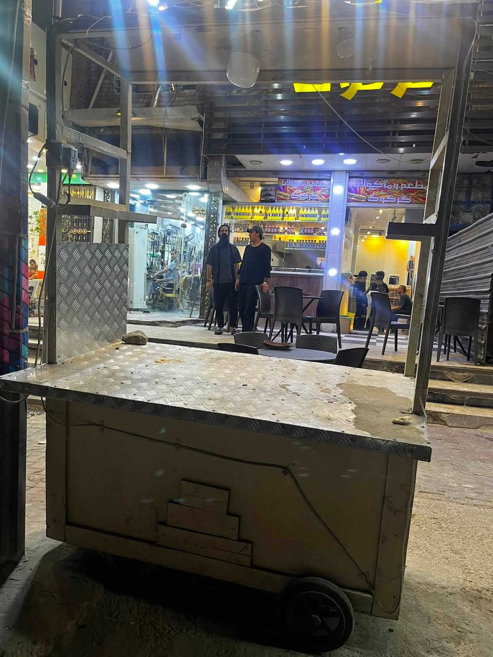 السلام عليكم چمبر للبيع مال عصير و يصير غير شي هم وياه 2 خلاطات مال عصير و حافضه مال ثلج و مدكاكه مال ثلج ً والصطل مالها و اكلاصات كزاز و اليده مالتها و حافضات مال فواكه كبار و طوس و كلاصه كرتون مال عصير 2درزن وبي يده مال كلاصات و تخته مال ثرم و بي بعد غراض /السعر300وبي مجال /الرقم/***********..! المكان بغداد مدينه الصدر تقاطع السفاره.
