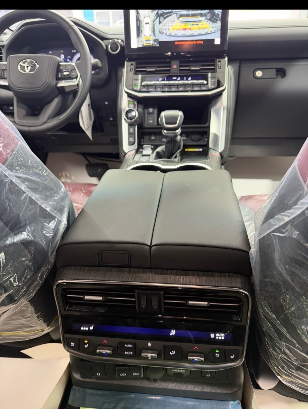 1. لاندكروزر VxR توين تيربو 2025 رقم بغداد العداء (3520 كم)مواصفات اللكزز
1. رادارات امامي جانبي خلفي تحديد مسار قيادة ذاتية
2.  كامرات محيطية عدد (4) فور ويل (4*4) تشغيل عن بعد 
3. محرك 6 سلندر 3500 توين تيربو هايبرد 
4 شاشة بالحجم الكبير شاشات خلفية اصلية ابواب شفط 
5. داتا شو عرض على الزجاج ستيرن كهربائي 7 راكب
6. كراسي الامامية كهرباء وتبريد وتدفئة وكرسي السايق ميموري ذاكرة كراسيالسبعة راكب كهرباء 
7. جنطة كهرباء كراسي الخلفية تبريد وتدفئة تشغيل عن بعد ابواب شفط 
1. لحاية امامية خلفية لحية 2026 ترايش نفخ بالابواب 