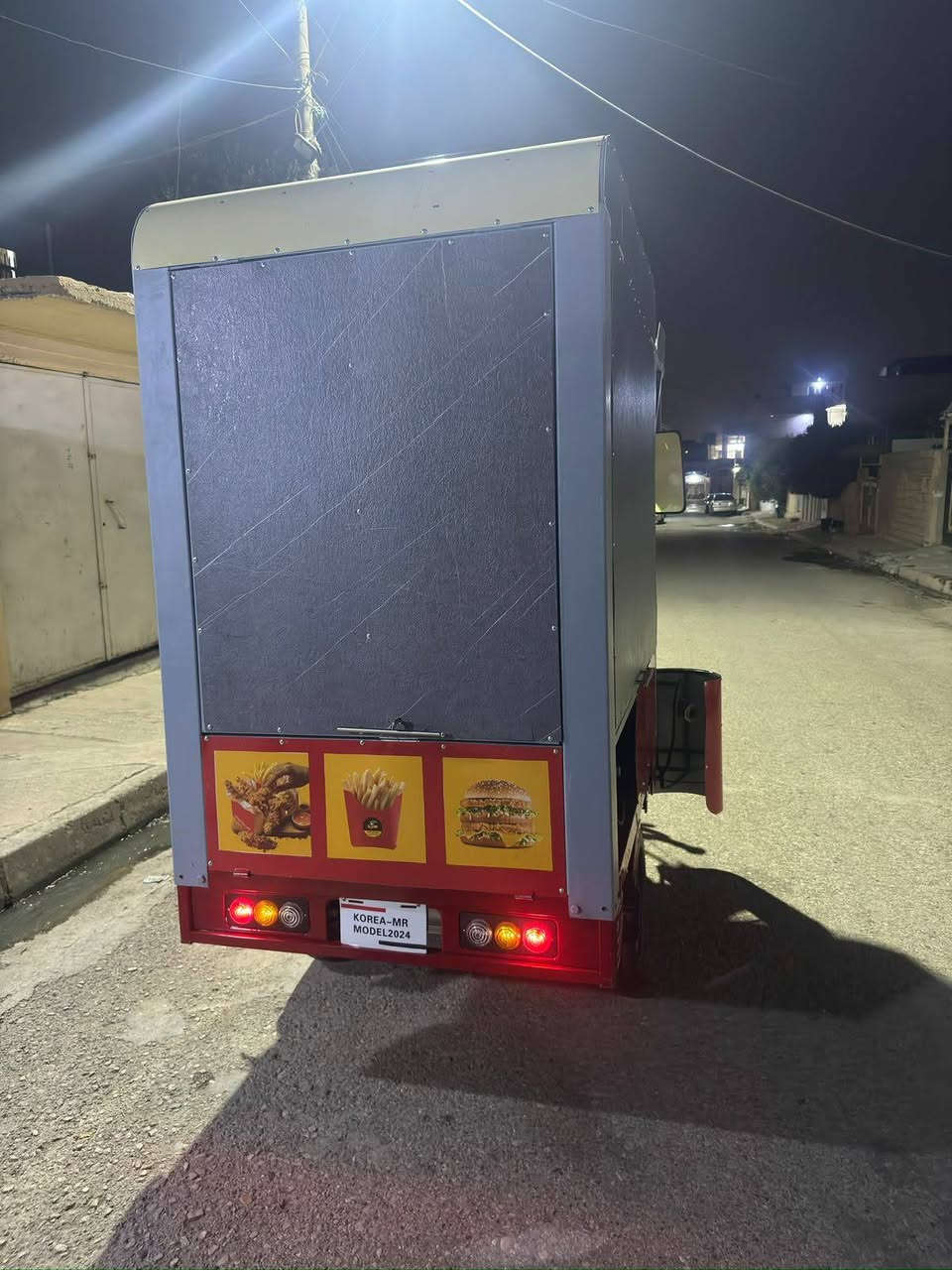 السلام عليكم
للبيع ستوته فوت تراك  food trak
شحن موديل 2024
حجم الوسط اسم ماركتها KOREA_MR
شاحنه اصليه مع حمايه
الشحنه اتمشي 15كلو متر هيا تمشي للشحنه الوحده أكثر بس بيها اعتقد بطاريه وحده واكفه
  تحتوي ع شوايه كص 4بلنر مع شيش مع سكاكين عدد٢ مع مواعين ٣موديلات وكل موديل ٦قطع كلو موضح بالصور مع طباخات عدد ٢للفنكر والزنكر مع مخزن أسفل داخلي ومخزن علوي ومخزن تحت المقعد مع مكان للقنينه وتأسيسها كلها شغاله بس تسوق وتسترزق مع اناره داخليه لدات تكدر اتخلى بطاريه وتشغلها
مكانها الموصل الأيسر
الشراري يتصل ع ***********
