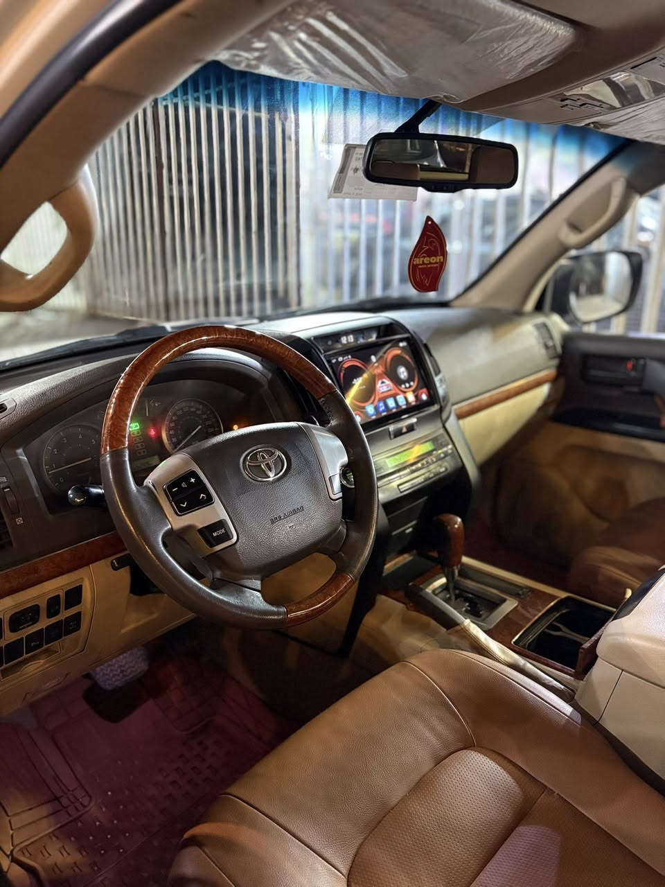 السلام عليكم سياره لاند كروز موديل ٢٠١٤ فول موصفات  سونر موجود بل منشور مكان السياره بغداد. للبيع او المراوس السعر 37,000 لتواصل ***********
