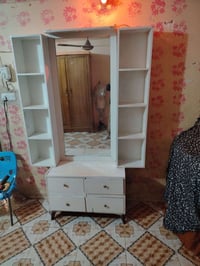 متاح ميز مرايه نضيف حجم كبير يحتوي عل مجرات عدد ٤ رفوف عدد ٨ مرايه فقط...