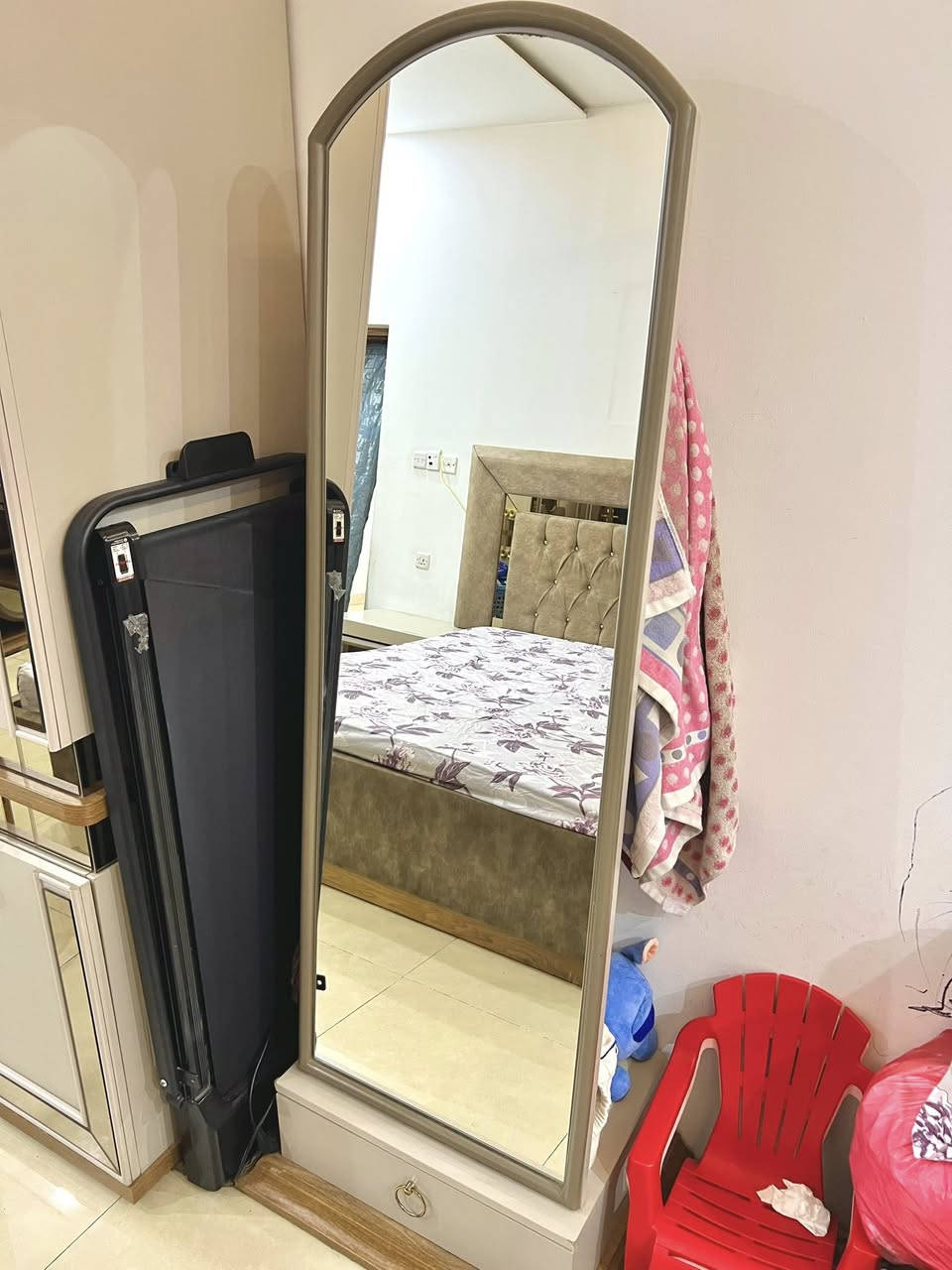 غرفة نوم تركية ابواب هايدروليك مستعمله 4 سنوات نظيفة بيها كسر بالمرايا مال جراره ميز تواليت فقط سعرها مليون مكاني شهداء البياع  ***********
