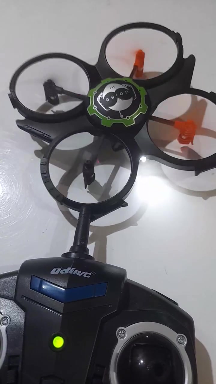 هذه طائرة بدون طيار طراز UDI RC U816A.تأتي مزودة بتقنية الجيروسكوب سداسي المحاور لتوفير ثبات عالي أثناء الطيران.تعمل عبر نظام تحكم 2.4 جيجاهرتز رباعي القنوات.تتميز بقدرتها على القيام بـ تقلبات وحركات بهلوانية 360 درجة بضغطة زر🌹🌹🌹🌹


**إذا كنت صاحب هذا الإعلان وتريد حذفه لأي سبب، رجاءا أرسل رسالة إلى الدعم الفني**