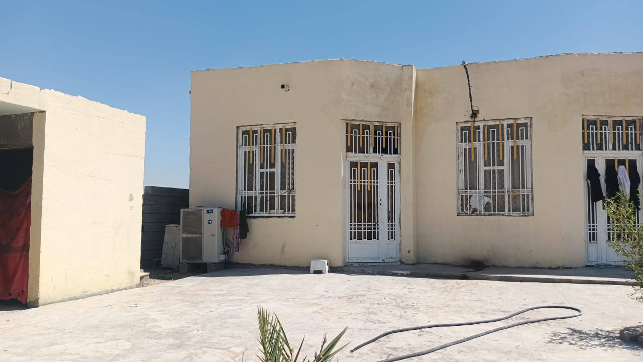 العنوان البصره الزبير مقابل البترو 
سلام عليكم 1600 م بيه بيت جبير رباطات ودرج كامل وبيه نخل محمل وبيه جاخور جبير سندويج السعر 65 مليون ***********//***********
