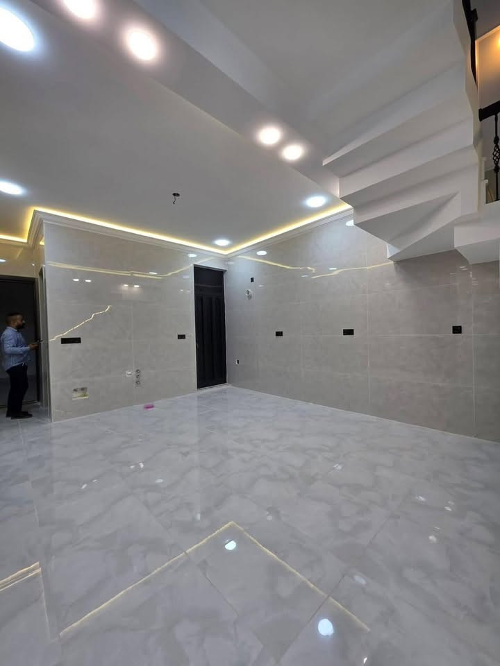 ## 🏠 بيت مميز للبيع في حي الجهاد (ديوان الاصيل) 
📍 **الموقع:** بغداد - حي الجهاد / منطقة ديوان الاصيل
📐 **المساحة والأبعاد:*
 * **المساحة الإجمالية:** 100 متر مربع ✨
 * **الواجهة:** 5 متر 📐
 * **النزال:** 20 متر 📐
### 🧱 تفاصيل وتقسيم البيت:
 * 🚪 **المداخل:** يحتوي على **مدخلين منفصلين** لتوفر خصوصية تامة لأهل البيت والضيوف.
 * 🛋️ **صالة استقبال** واسعة ومريحة + 🍳 **مطبخ** بتصميم استغلالي ذكي.
 * 🛏️ **غرف النوم:** 3 غرف نوم موزعة بشكل ممتاز.
 * ☀️ **التهوية والإضاءة:** يحتوي على **ترك وسطي** يضمن دخول الضوء الطبيعي والتهوية لجميع الغرف.
 * 🪟 **الشبابيك:** شبابيك البيت بالكامل مصنوعة من **الألمنيوم** الفاخر.
 * 🚽 **الخدمات:** حولي داخلي + **مجموعتين صحيات كاملة** (عدد 2) 🛁.
📞 **للمعاينة والاستفسار، يرجى الاتصال بنا:
📱 ***********
***********
