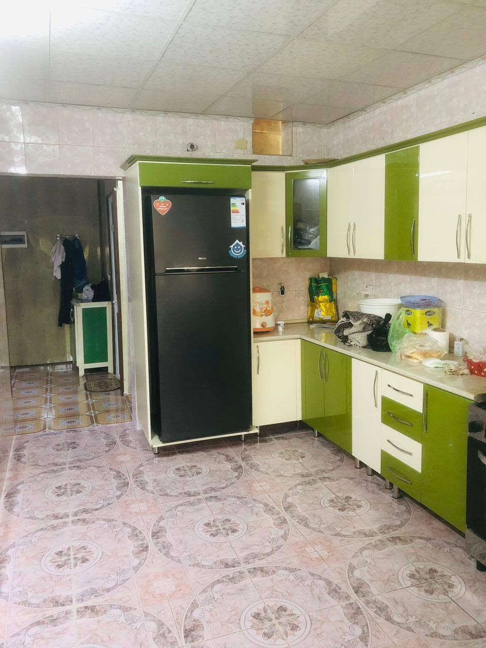سلام عليكم عندي البيت للبيع سعر مناسب نضيف 
🔹مساحة١٥٠ متر
🔹ثلاثه غرفات
🔹هول 
🔹مطبخ 
🔹متخل
🔹كاشي 
🔻 من خلف البيت بيها عرض
🔻 كوانتر، ثاني سبلت، فولتاج هديه ابو البيت
🔻عنوان خانةقين  حي عسكري (اوباره)
رقم الجوال ***********
@highlight
