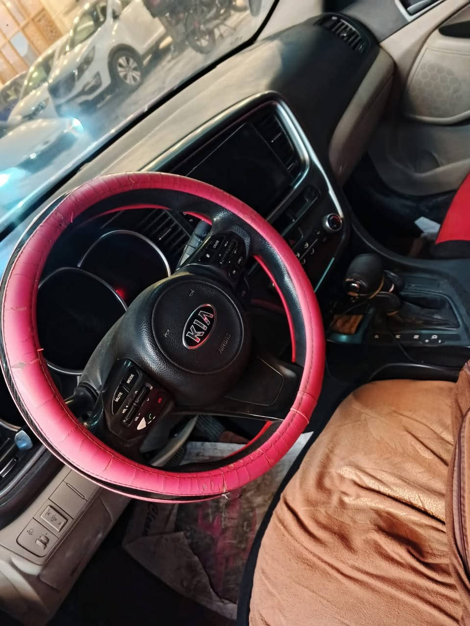 سلام عليكم 
اوبتيما 2015 خليجي لون احمر رقم بغداد تحويل ثاني يوم ماشيه 125 كلش نضيفه صدر جديد كير مكينه مكفول فقط طخه بلبنيد 
محرك 2000دوش 
***********
