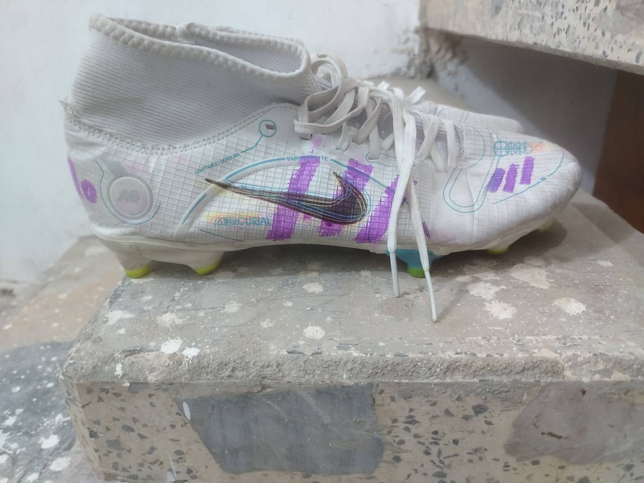 حذاء محبب CR7  مال كريستيانو ما لاعب بالحذاء هواي بعده جديد  هسه هوا مترب تغسله يطلع اخو الجديد
والثاني الأبيض اساس ما ملبوس جبته وعفته هم نايكي اصلي مسامر، جوراب،.
كلهم ب٣٥ الف وبيهم مجال


**إذا كنت صاحب هذا الإعلان وتريد حذفه لأي سبب، رجاءا أرسل رسالة إلى الدعم الفني**