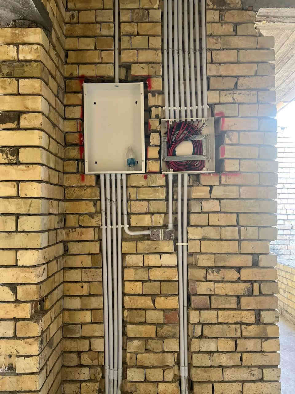 موجود كادر كهربائي فني متمرس شغل درجه اولئ العمل في كافه مناطق البصره وضع شبكه السقف وتثبيت وتسليك البواري وتئسيس السيمنز وعمل البوردات وكافه اعمال الصيانه وضمان وجوده العمل وبأسعار تنافسيه ومناسبه
***********
