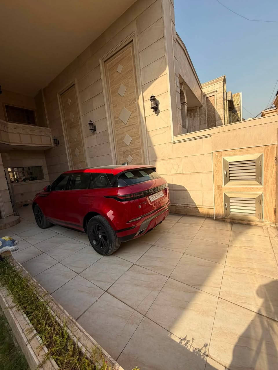 رينج روفر إيفوك 2020  وكالة سردار 
 Range Rover Evoque 2020

🌍 المدينة –  بغداد

•   🛣️  المسافة المقطوعة    - 27 الف كلم  
------------------------------------------------------------ 

✅ المواصفات :

وارد وكالة سردار ✅
ماشية فقط 27,000 كم
السيارة نظيفة جدًا وبأعلى المواصفات
محرك 4 سلندر 2.0 تيربو
• بانوراما
• كراسي جلد
• كراسي تدفئة
• كراسي كهرباء
• ميموري سيت
• شاشة كبيرة ديجتال
• Apple CarPlay
• تبريد خلفي
• لايتات زينون / LED أمامي
• رقم بغداد
• دفع رباعي
• كير أوتوماتيك

• سنسرات
• كاميرا خلفية
• مثبت سرعة
• بلوتوث

• نظام مانع الانزلاق والثبات
• تصميم داخلي فاخر وعزل ممتاز
• مناسبة جدًا للاستخدام العائلي واليومي
ملاحظة 
بيها صبغ اثر شخوط بالباب الي خلف السائق وهلال الباب خلف الصدر فقط 

***********@
