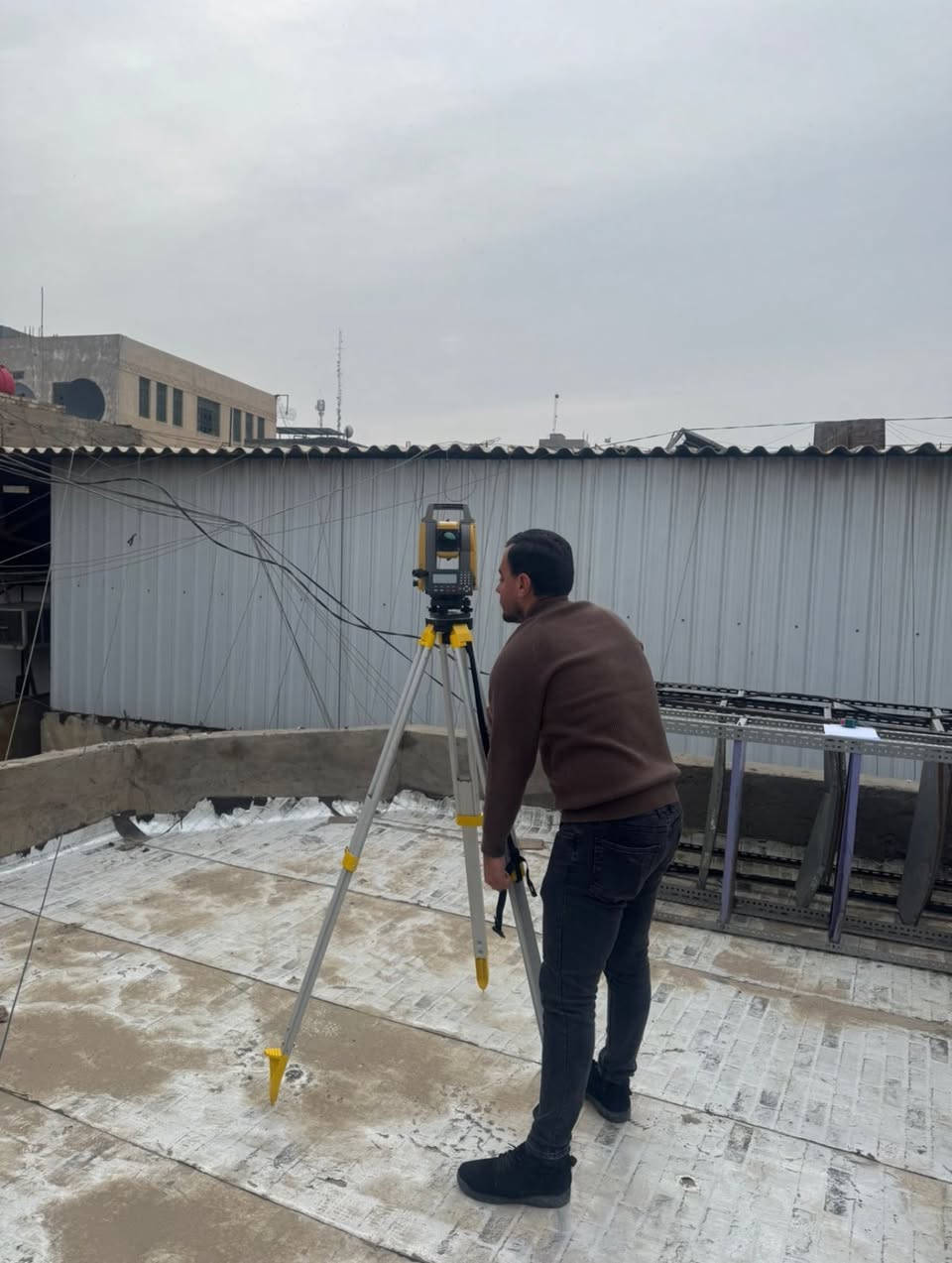 📍 عمل مساحي لبناية تجارية في الشورجة

تم تنفيذ رفع مساحي دقيق لبناية تجارية تحتوي على 7 محلات لغرض تحديد مساحة كل محل بشكل منفصل تمهيداً لعملية البيع.

👷‍♂️ تفاصيل العمل:

✔️ تنفيذ الرفع المساحي باستخدام جهاز Total Station لضمان أعلى درجات الدقة.
✔️ قياس جميع الأضلاع والحدود الفاصلة بين المحلات بدقة عالية.
✔️ تقسيم الأضلاع المشتركة بين كل محل وآخر لضمان عدالة ودقة المساحات.
✔️ احتساب مساحة كل محل بشكل منفصل.
✔️ إعطاء المساحات بدقة المليمتر.
✔️ إعداد مخطط مساحي تفصيلي يوضح:
 • تقسيم المحلات
 • أطوال الأضلاع
 • مساحة كل محل بشكل مستقل

📐 تم تسليم مخطط واضح يمكن الاعتماد عليه في إجراءات البيع والتنظيم العقاري.

⚙️ العمل تم وفق أصول العمل المساحي الهندسي وبأجهزة حديثة عالية الدقة.

📞 لتنفيذ جميع الأعمال المساحية: ***********
 • رفع الأراضي والدور
 • تقسيم العقارات
‏ • As-Built
‏ • Layout
 • تحديد الحدود والمساحات بدقة عالية

الدقة في المساحة تعني حقوق واضحة للجميع
