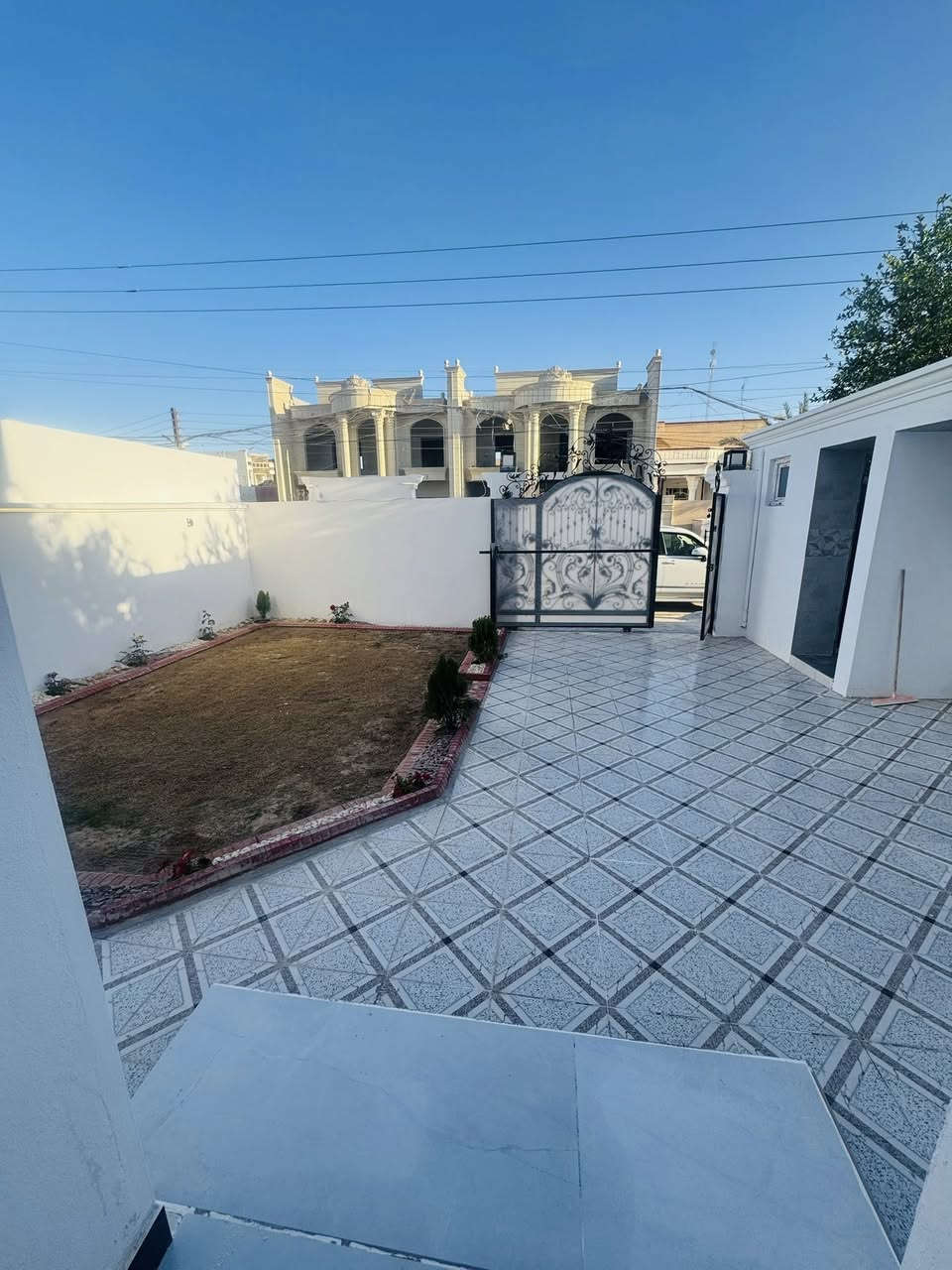 السلام عليكم 
دار للبيع مساحة 300 م 
شارع 15 م 
الموقع / القادسية/ حي الضباط / شارع جليل القصاب 
الدار زيرو غير مسكون 
يحتوي على 5 نوم 
للاستفسار/***********
