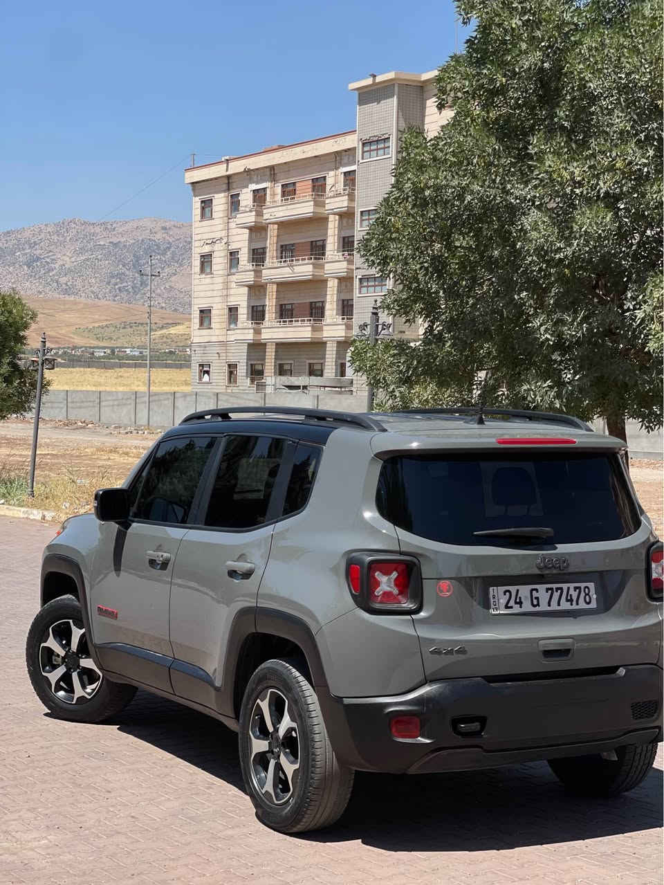 JEEP RENGADE 2022 
‏جيب رينگاد 
موديل 2022
فول فول مواسفات
مواسفات. TRAILHAWKيعني فول
داخل اسود +احمر
شخال
كوشنات ته تفيه 
ستيرت ته نفيه
دبل اكسل 4*4
ويل كروم 
سخف اسود
لايت زينو
شاشه كبير 
لون مومه يز
بيها مواسفات هه وايه 
ماشي 21كم
تايره جديد
سياره بسمي
تحويل وكاله شرت 
رقم دهوك 
مكان سياره عقره
موبايل ***********بيها واتساب اكر, نينوى
