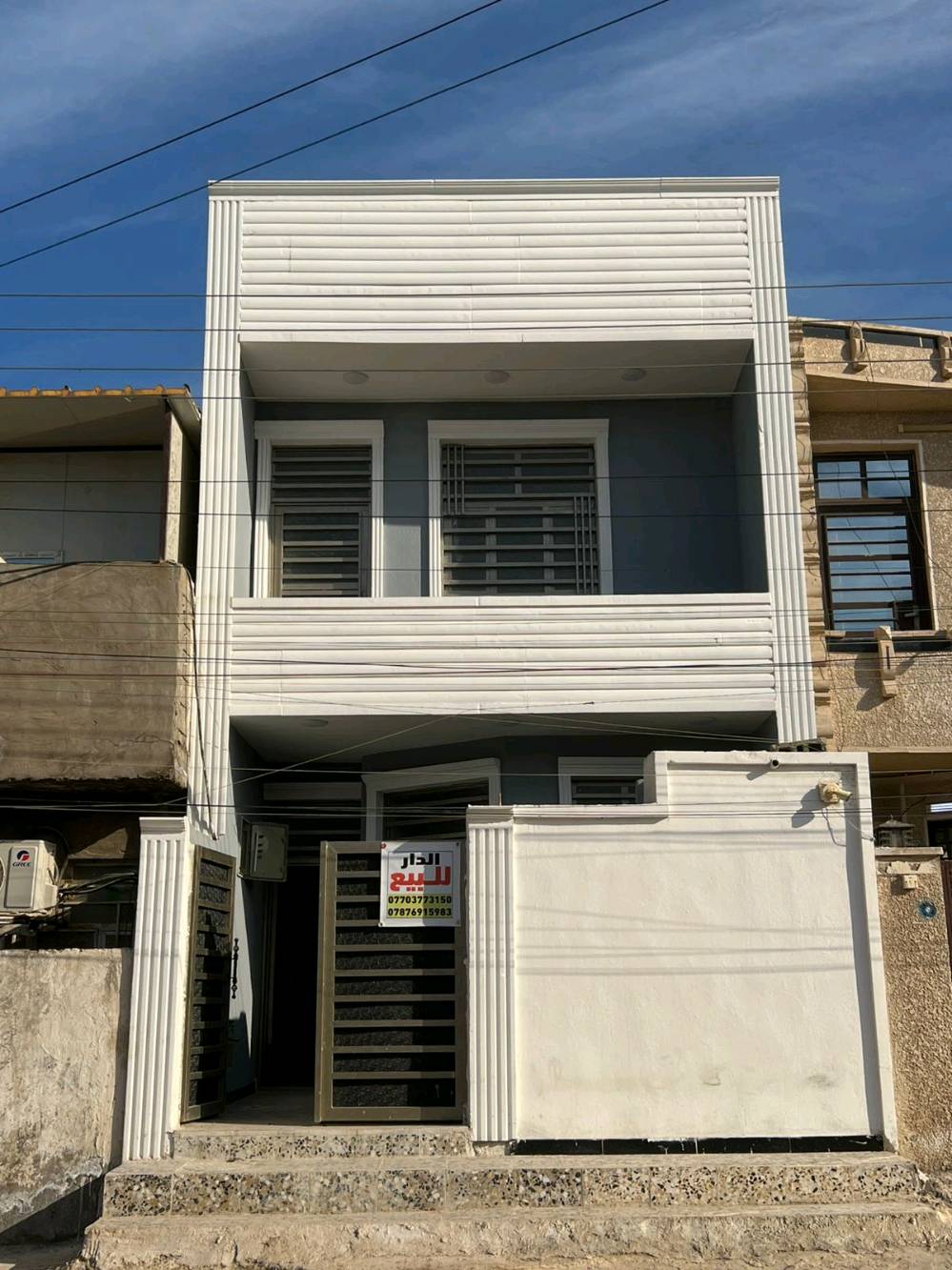 بيت حديث وجاهز للبيع في منطقة هادئة ومريحة. يتميز بتصميم عصري وأرضيات سيراميك أنيقة. يتضمن عدة غرف واسعة وحمام واحد، مثالي للعائلة. البيت محاط بجميع الخدمات الأساسية ويوجد فيه كهرباء وماء.