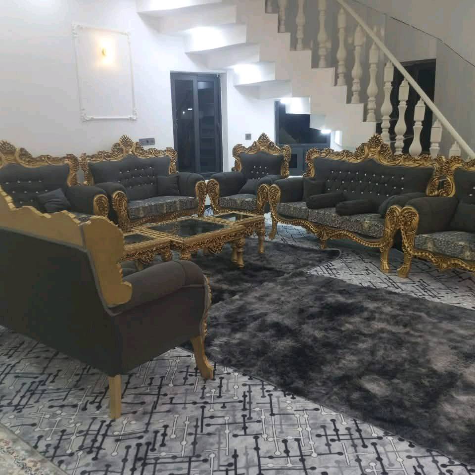 هذا تخم جميل وفخم يتكون من مجموعة كراسي وكراسي مزدوجة مع طاولات زجاجية. يتميز بتصاميمه الرائعة وحفره الذهبي الفاخر الذي يمنحه لمسة من الأناقة. الأقمشة المستخدمة ذات جودة عالية وبألوان متعددة تناسب مختلف الأذواق. مناسب لغرف المعيشة الكبيرة حيث يضفي عليها جمالاً ورونقًا مميزًا. 