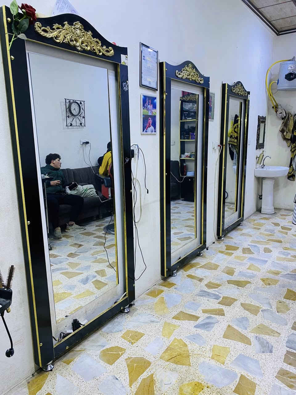 السلام وعليكم ٣ مرايات ورف واحد الرف بدون غراظ المكان موصل ايسر الميثاق قرب مدرسه مكه السعر 250 وبيهم مجال الاتصال عله الرقم  ‭٠٧٧١ ٢٢٤ ٢٧٧٨‬
