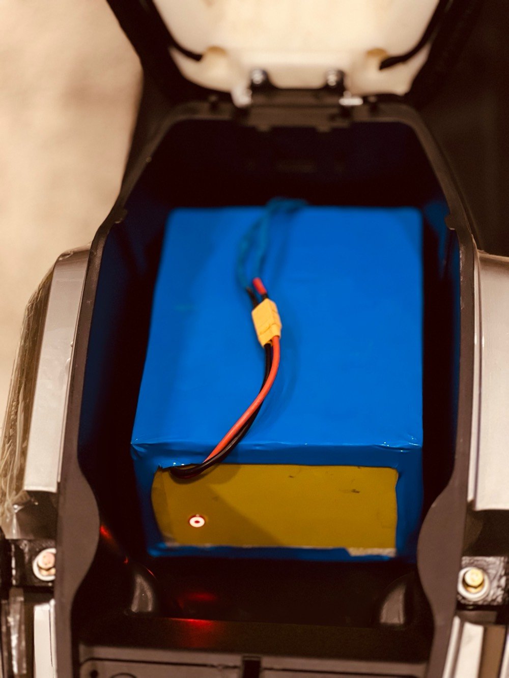 دراجة كهربائية جديدة، موديل حديث ومميز، لون فضي مع أضوية LED أنيقة توفر قيادة ليلية مريحة. تصميم مدمج وسهل التحريك في الشوارع الضيقة، مثالية للاستخدام داخل المدينة. تحتوي على صندوق خلفي كبير للتخزين.