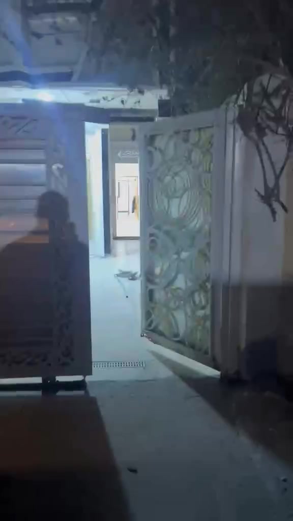 للايجار 150م بناء حديث 
3 غرف وصالة ومطبخ وصحيات عدد 2 
موقعة حي الأطباء موقع هادئ 
سعر الايجار مليون كل شهر 
للاستفسار ***********
