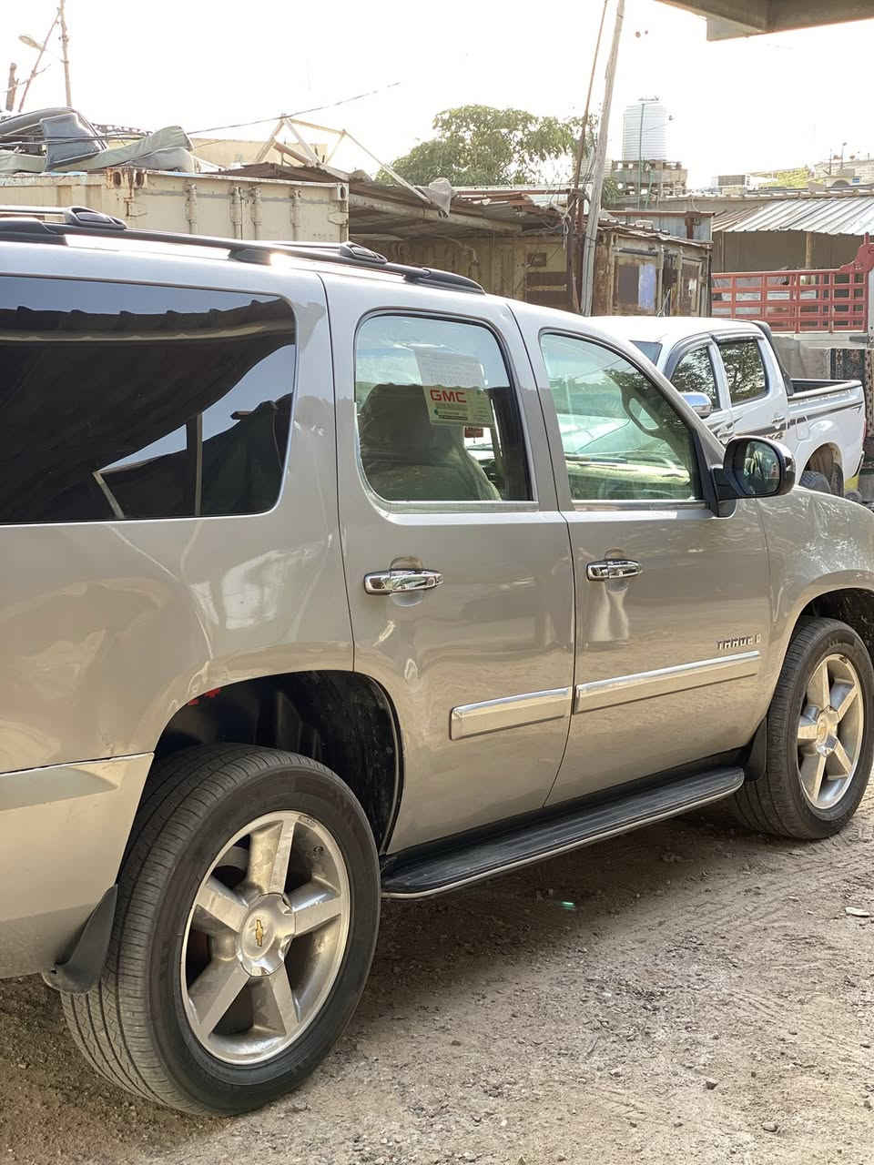 السلام عليكم 
تاهو ٢٠٠٧ وارد ltz فول مواصفات بيها بارد بين باب السايق والمدكر وجه العكس السايق هم بيها بارد خفيف رقم بغداد شبه مميز بسمي ويل رياضي تشغيل عن بعد تحكمات ستيرن تبريد خير من الله. السعر ١٩٠. 
مكلف بالنشر للاستفسار ***********
