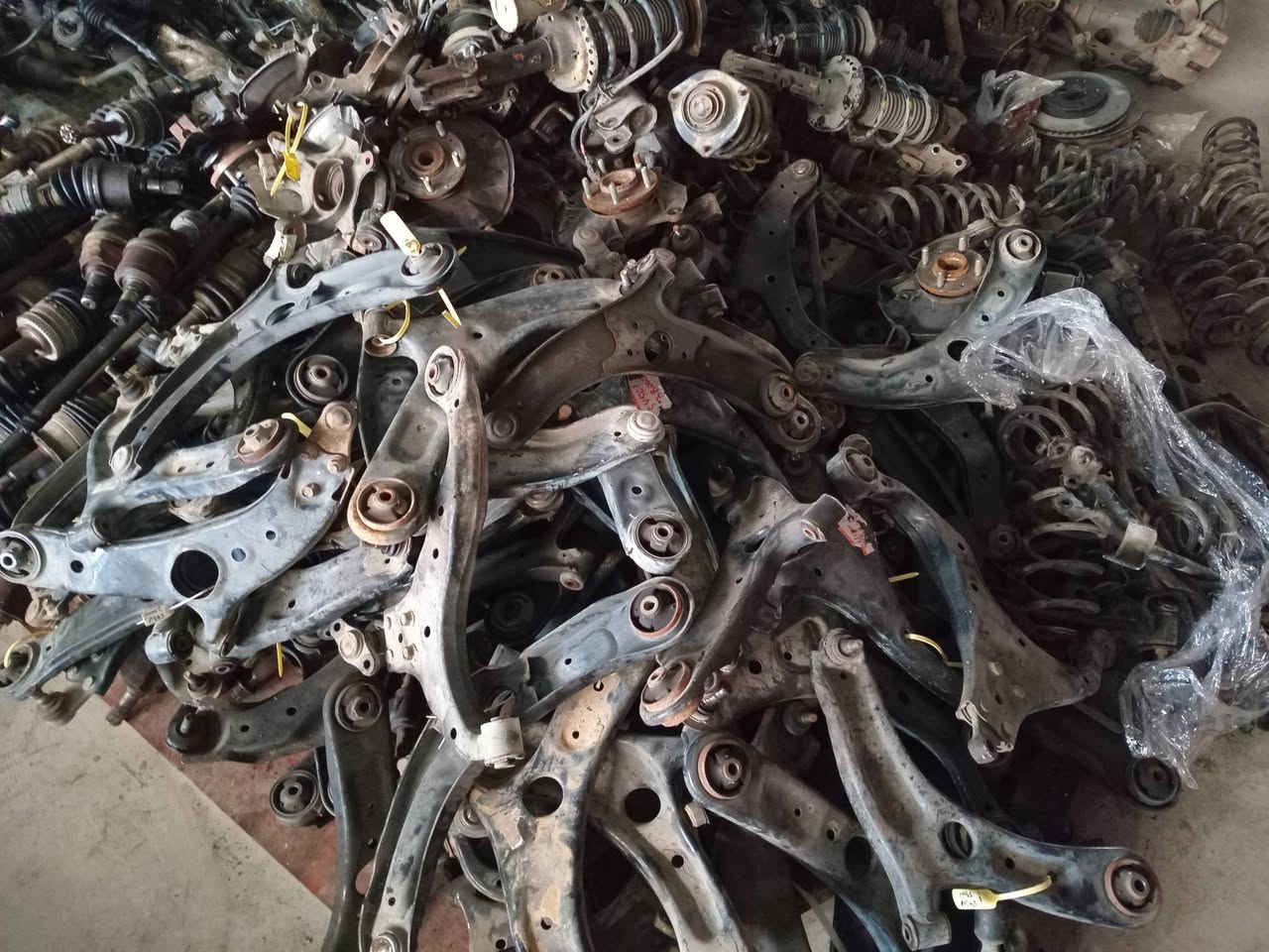 قطع غيار ومحركات + كصات للبيع جملة مفرد المكان ديالى حي المعلمين مقابيل مطعم الوان بأسعار تنافسية للتواصل واتساب ***********
