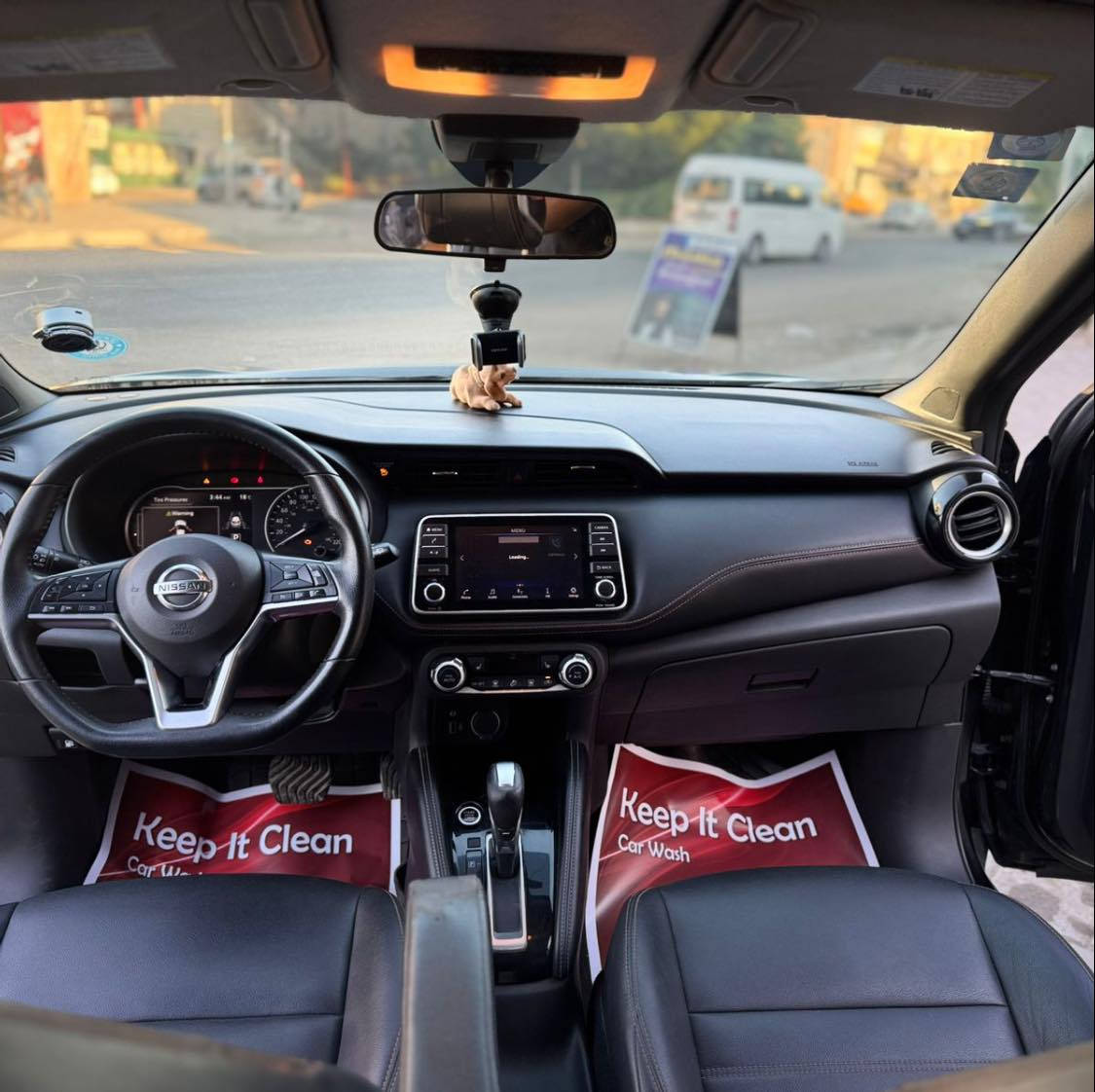 نيسان كيكس موديل 2020 فول من عده الفتحه مال الصقف 
السياره بأسمي وتحويل ثاني يوم  
وما بيه ايي نقص 
الموصفات بصمه تشغل عن بعد كامرات 360 درجه
وبعد هواي موصفات بيه 
ضرر حلو خلفي البجم كبس والسونر هم ناشره 
مكاني بغداد 
السعر رقم 1 رد تلقائي
رقم راعيها
***********
