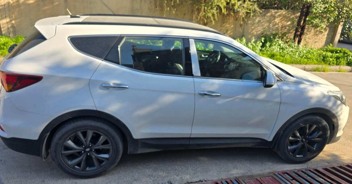 هيونداي سانتافي التميت دفع رباعي ٢٠١٦ استيراد شركة المهند للسيارات. كلين تايتل. بدون صبغ بدون حادث. كامرة خلفية بلادي. شاشة لمس بلادي مع تحكم بالسيارة. سبعة مقاعد. ثلاثة قطع تبريد و تحكم اوتوماتيك في التبريد. تبريد وتدفئة المقاعد الأمامية. تدفئة المقاعد الخلفية. تدفئة المقود. جي بي اس. حساس مطر للزجاج الامامي والخلفي. النوافذ جميعها اوتوماتيك. قفل مركزي. صندوق كهربائي. مرايا جانبية كهربائية. حساسات امامي خلفي. بخاخ لغسل اللايتات الأمامية. بانوراما. اوتوبارك.حساسات لضغط الإطارات. طقم إطارات اقل من سنة. سبير جديد. صيانة دورية. هزة لغاية شهر ١١ ٢٠٢٦. ماشية ٧٧ الف قابل للزيادة. بيع بشرط التحويل. السعر ١٩٠ ورقة. مكان السياره موصل ودهوك. التواصل رسالة على الخاص


**إذا كنت صاحب هذا الإعلان وتريد حذفه لأي سبب، رجاءا أرسل رسالة إلى الدعم الفني**