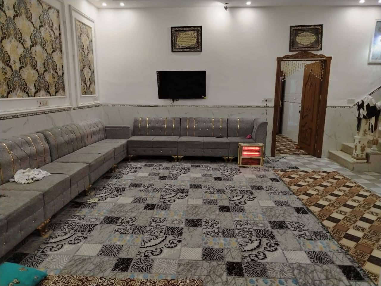 السلام عليكم ورحمة الله وبركاته
يوجد بيت للبيع في منطقة دور الشرطة – 200 متر مقابل موسى الكاظم.

تفاصيل البيت:
 • بناء طابقين (بلوك)
 • الطابق الأرضي:
 • غرفة
 • صالة
 • ديوانية
 • مطبخ
 • حمام داخلي
 • كراج يسع سيارة
 • الطابق الأول:
 • ثلاث غرف نوم
 • صالة
 • حمام

البيت واقع على شارع فرعي، قريب من شارعين خدميين.

💰 السعر المطلوب: 230 مليون
📞 للاستفسار: ***********
