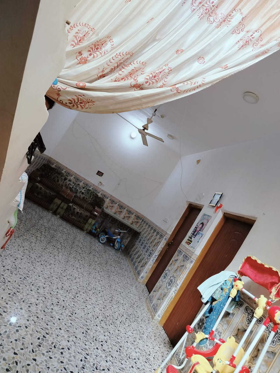 السلام عليكم دار للبيع المساحه 200 متر يتكون من غرفتين نوم وصاله ومطبخ واستقبال  وصحيات العنوان حي العسكري الصدر الثالث شارع 30 قرب المستوصف توجد كافة الخدمات تبليط مجاري مدارس للاستفسار الاتصال بالرقم ***********
