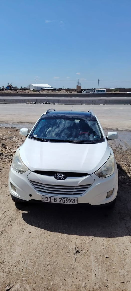 السلام عليكم توكسان 2011فول مواصفات بيهه بارد شويه بين البابتين بصفحت السايق وبيهه بارد بل جاملغ اليمنه سياره خير من الله جديده حيل وبل عافيه عل ياخذهه 
ماشيه 175 
السعر 130
للإستفسار الاتصال على الرقم ***********
