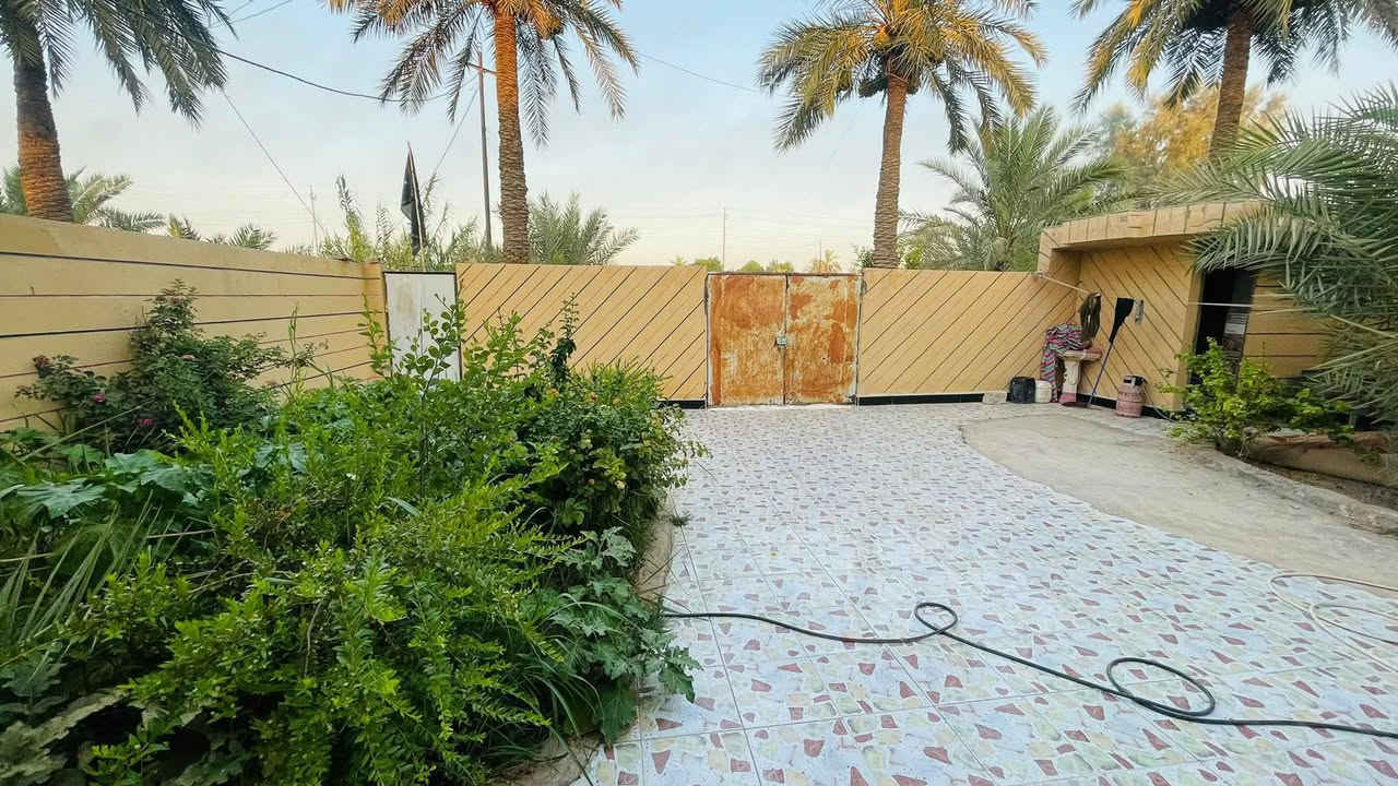 بيت زراعي للبيع مساحه 700 يحتوي ع ٣ غرف معه صالتين + دوانيه 11 متر ومطبخ كبير وصحيات خارجيه وداخلية معه نخل برحي وشويثي+ حديثه كبيره معه  كراج لسيارات وعدك مساحه فارغة تكدر اسويه بستان طريق سوق فضليه قرب شريف الرضي 
قريب ع شارع العام كلش موقع مميز سعر مناسب 70 وبي مجال ***********

