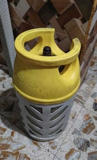 دبة غاز بلاستك كلش نظيفة اخت الجديد السعر 115  الف بيها مجال شويه  078...