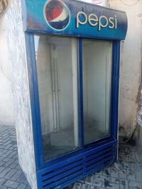 ثلاجه سعرها 400 الف دينار مع سيباياتها وشغاله 07728493858