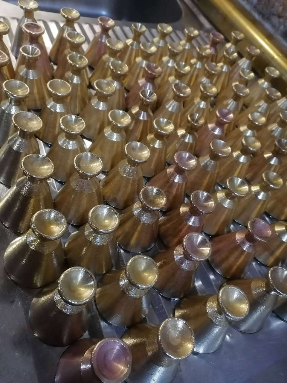 سلام عليكم للبيع صينيه  ٧ تخم مع تلفزيون مع كراسي حديد٣رقمي 7710699173 0
