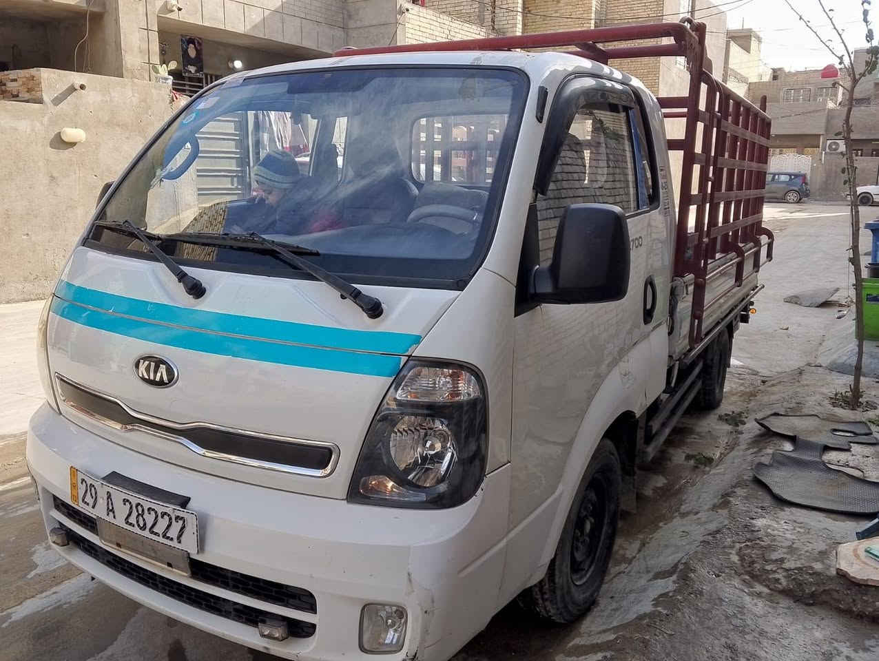 كيا بنكو موديل2015 رقم مميز محرك 2700 بلادي
محرك كير اكسن مكفول 

مكفولة من تبديل وضربة وكص وصبغ عدا الربع بي خياس قليل موضح بل صورة 
تخم تاير امامي خلفي جدد 
هزة جديدة شادلها شاشة 
رقم واسط مشروع وطني سنوية لغاية 28
بدون محجر
سنتر لوك  
سعر110$ وبي مجال 
مكاني بغداد الامين الثانية 
رقم الهاتف ***********
