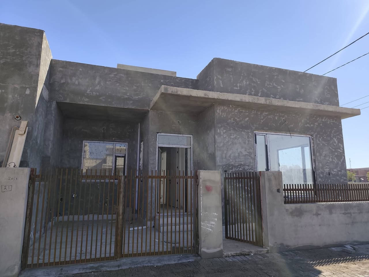 :الي يدور الهدوء راحة البال 
منزل للبيع 🏡راسان ستي خانقين 
مساحة 150 متر مربع، ركن، بتصميم عملي ومريح.
يضم مطبخًا مجهزًا، استقبالًا واسعًا، غرفتي نوم، والصحيات 
المنزل جاهز للسكن فورًا، مع نظام دكت وسقف مغربي أنيق.
يقع في موقع مميز جدًا قريب من البوابة وجميع الخدمات.
اتصل بنا على الرقم الموجود 
***********
