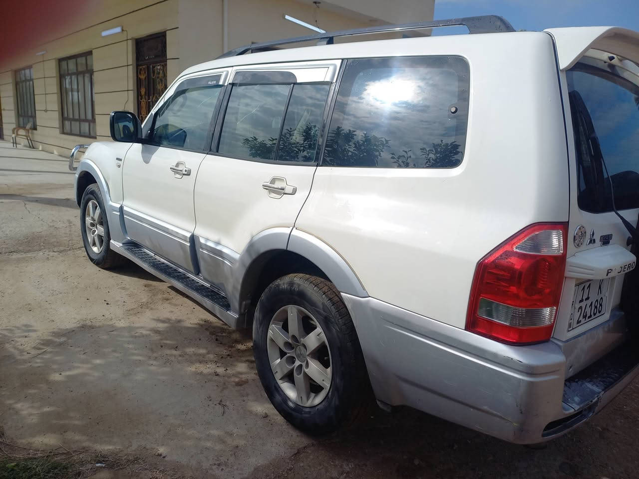 باجيرو للبيع موديل 2005 اللون ابيض صدفي محرك3800  
رقم بغداد انكليزي بأسمي السيارة نظيفة مامتعوبة بدون ضربة بدون صبغ كير ومحرك نظيف السعر 120 ورقة وبيها مجال مكان السيارة اليوسفية ***********
