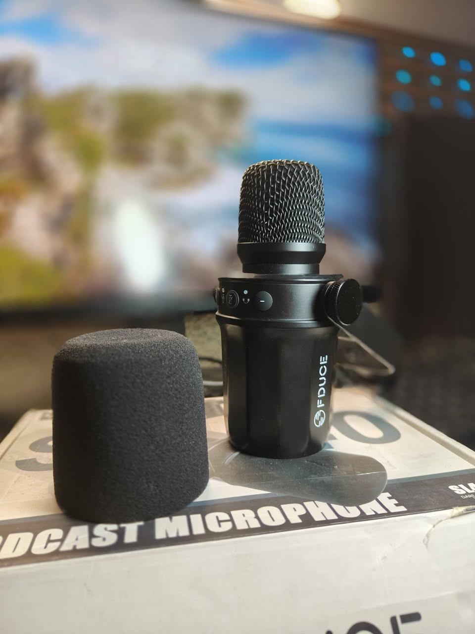 🎙️ للبيع: ميكروفون FDUCE SL40 الاحترافي للبودكاست والستريمنج
​إذا كنت تبحث عن نقلة نوعية في صوتك وبأقل تكلفة، هذا المايك هو الحل! الميكروفون غني عن التعريف، يجمع بين الشكل الفخم والأداء القوي.
​✨ مميزات المايك:
​ثنائي التوصيل (XLR & USB): تقدر تشغله مباشرة على الكمبيوتر (Plug & Play) أو توصله بكارت صوت احترافي.
​خاصية العزل: المايك من نوع (Dynamic)، يعني يركز على صوتك فقط ويعزل ضوضاء الغرفة والمكيف بشكل ممتاز.
​تحكم كامل: يحتوي على أزرار كتم الصوت (Mute) والتحكم في مستوى الصوت ومدخل للسماعات للمراقبة المباشرة.
​جودة التصميم: هيكل معدني متين وشكل أنيق جداً أمام الكاميرا.
​متعدد الاستخدامات: مثالي للبودكاست، التعليق الصوتي (Voice Over)، البث المباشر (Gaming)، وتسجيل الأغاني.
​📦 حالة المنتج:
​الحالة: (90%).
​الملحقات: (كيبل تايب سي ).
​💰 السعر المطلوب: 75الف 

🚚 التوصيل: (لا يوجد )
​📞 للتواصل: يرجى إرسال رسالة على الخاص أو الاتصال  على الخاص


**إذا كنت صاحب هذا الإعلان وتريد حذفه لأي سبب، رجاءا أرسل رسالة إلى الدعم الفني**