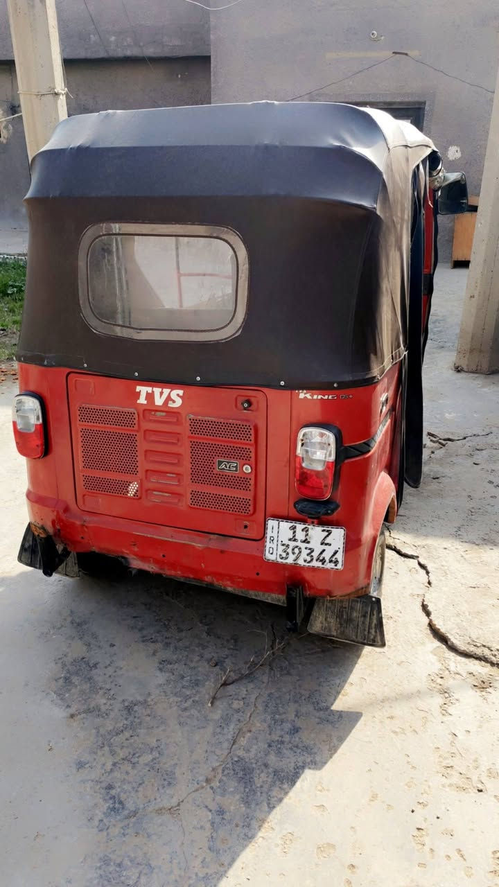 موديل 20  /  رقم بغداد انكليزي بأسمي تحويل ثاني يوم وداخله هزه جديده /  بيه ضربه خفيفه بلصفحه / المحرك تجفيت عام مال شركه خرسه كبل للشارع نكره سلف / السعر 5 و700 وبيه مجال /  مكاني بغداد الدوره ***********
