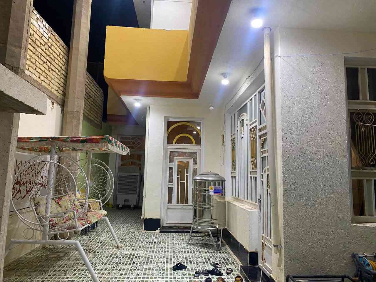 بيت للبيع طابقين طابو صرف تحويل مباشر 🏘️

الموقع حي الامير خلف بيت القاضي استاذ سامي 

مساحة البيت 150 م

يتكون البيت من حديقه وطرمه ومطبخ وصاله واستقبال وصحيات داخليه الطابق الارضي .

الطابق الثاني يحتوي عله غرفتين نوم 

للاستفسار   ***********

‏
