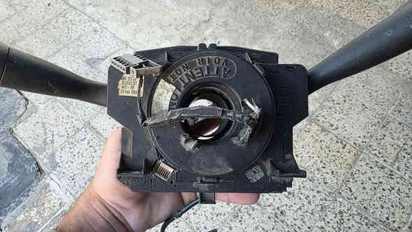 السلام عليكم. غراض بيجو 307 للبيع 
١.قاعدة فيتبم كاملة شغالة
٢. تحكم جام شغال
٣. يدات تحكم اشارة وماسحات شغالة بس الشريط مالتها مكطوع 
٤. حسساسات هواء ثنين شغالات 

كل الغراض شرط الفحص 
***********
